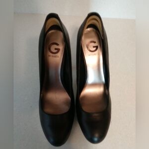 Guess black pumps